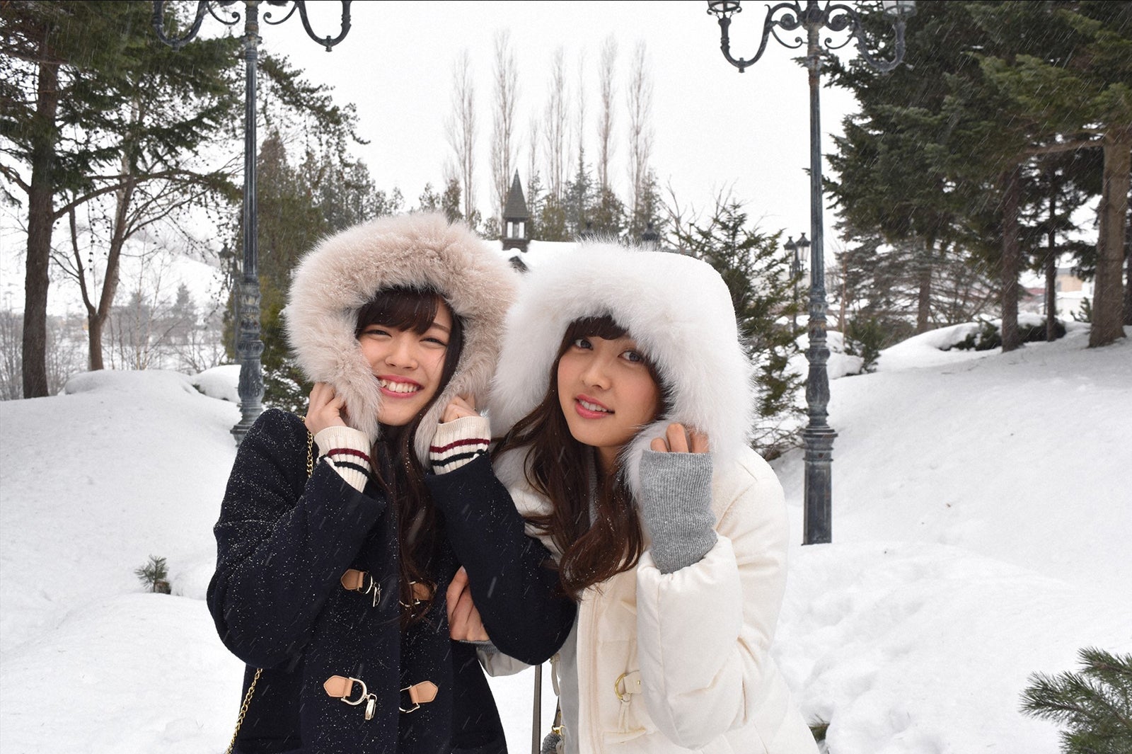 （左から）鈴木愛理、松元絵里花（C）TBS