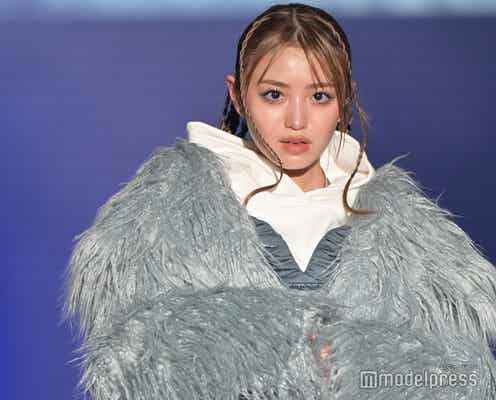 香音、スリットから美脚チラリ 大ぶりアウターで存在感<TGC しずおか 2024>