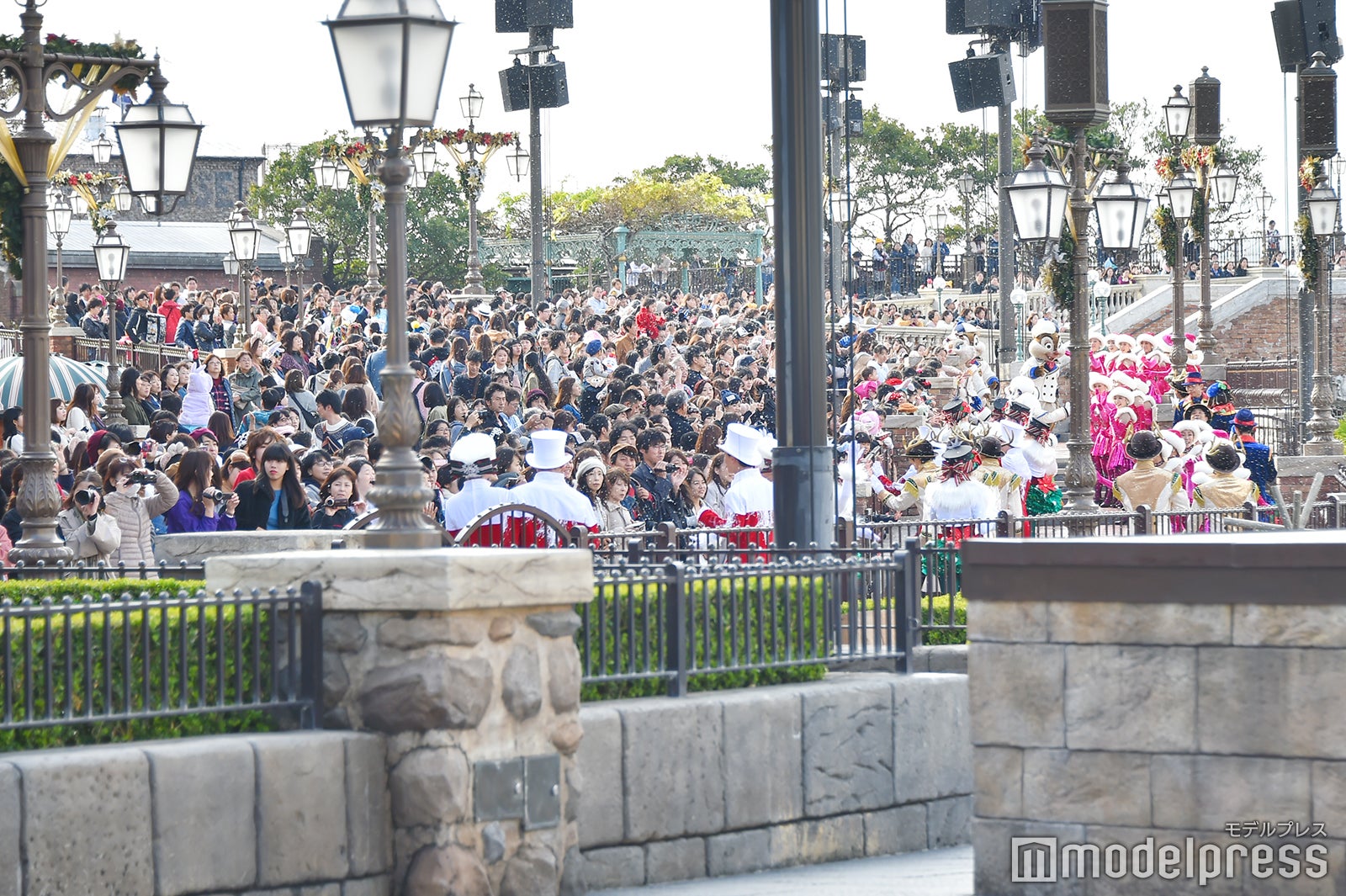 多くのゲストが鑑賞／東京ディズニーシー（C）モデルプレス（C）Disney