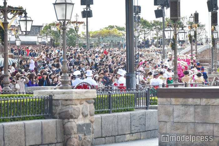 多くのゲストが鑑賞/東京ディズニーシー(C)モデルプレス(C)Disney