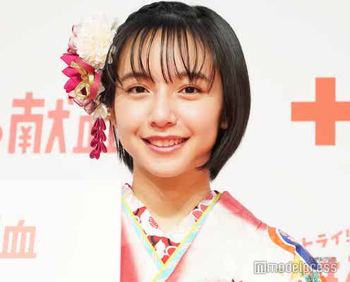 山之内すず、華やか振り袖姿披露 2022年の抱負語る