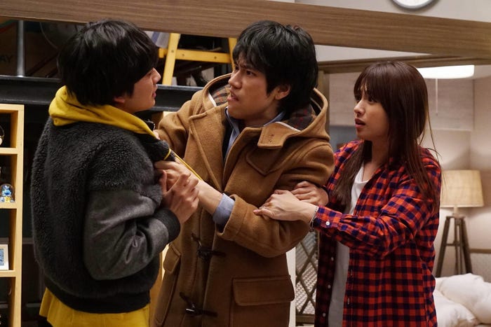 北村匠海、松山ケンイチ、深田恭子/「隣の家族は青く見える」第3話より(C)フジテレビ