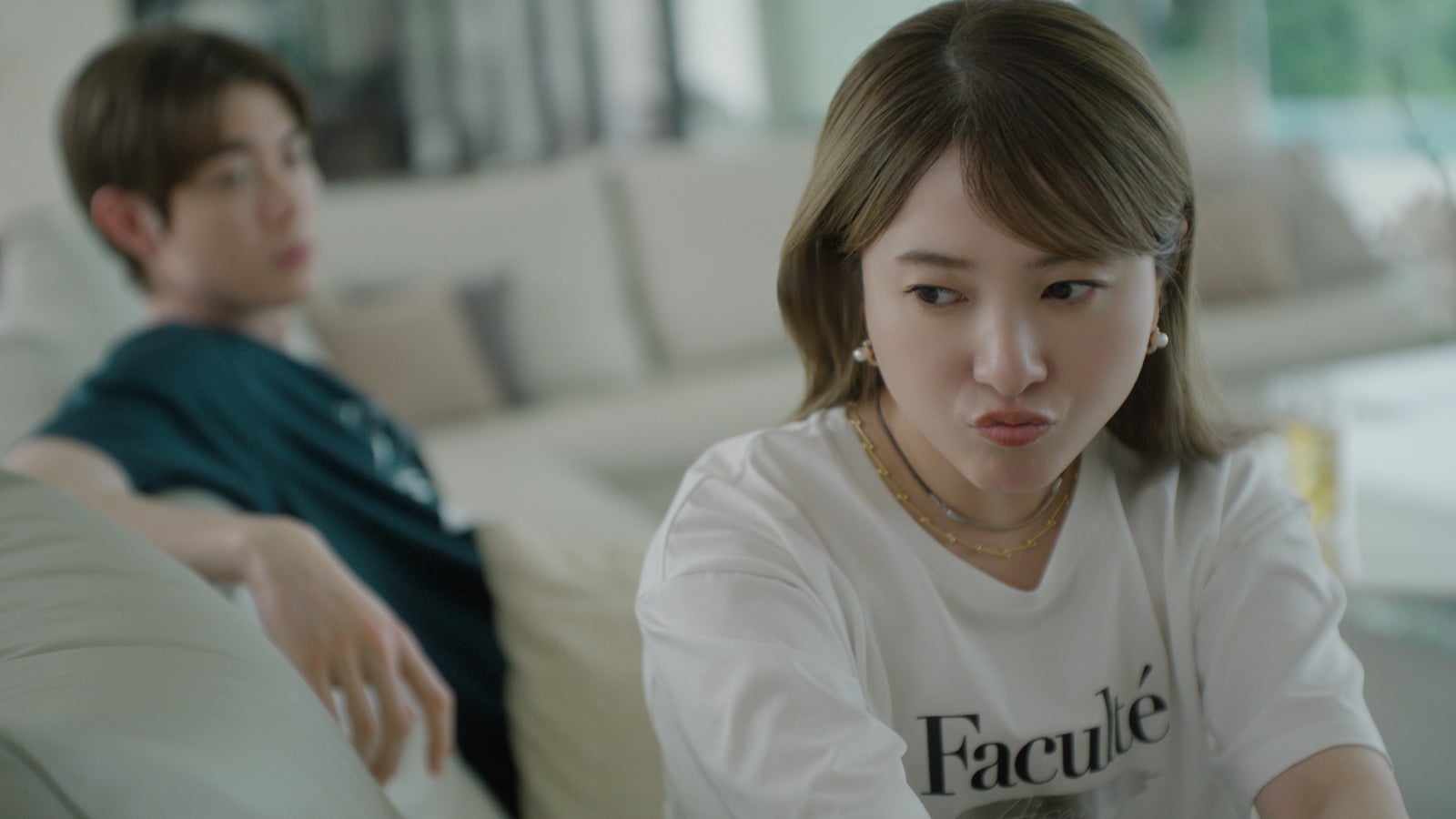 宮沢氷魚、吉高由里子／新TVCM「リッチクリーンTeeは、まちがいない服。海の見える部屋篇」より（提供写真）