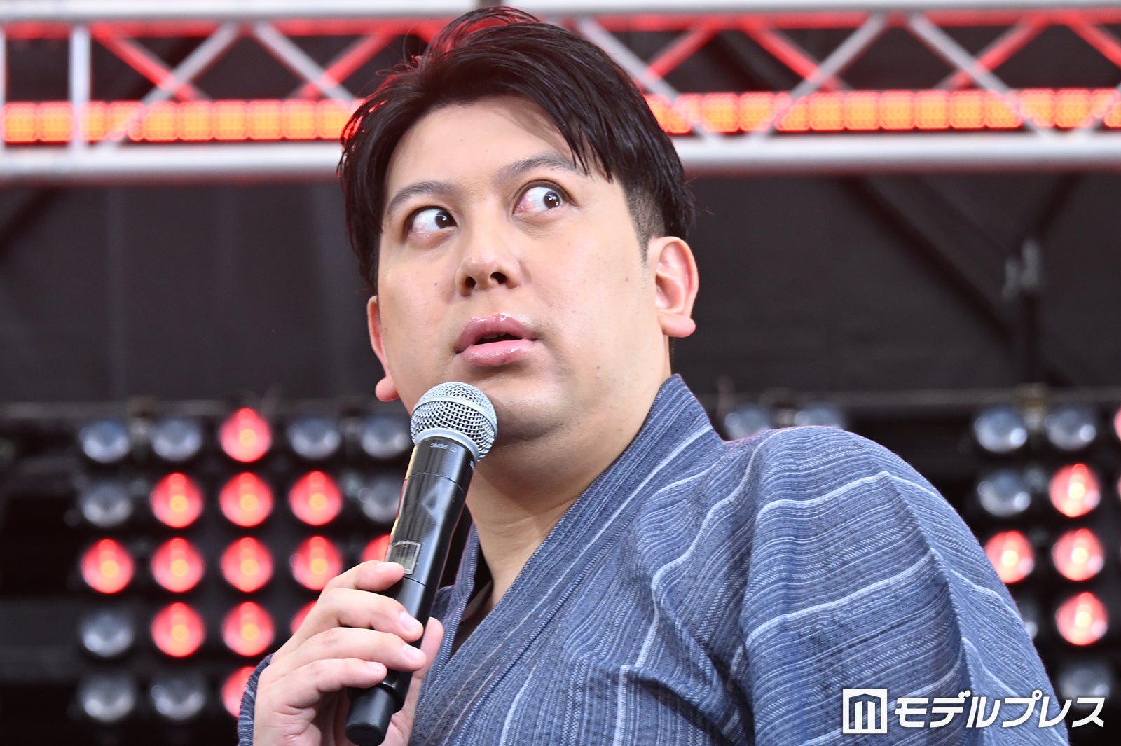 劇中で演じる“多田義孝”のような表情で観客に声出しをお願いするジャンボたかお（C）モデルプレス