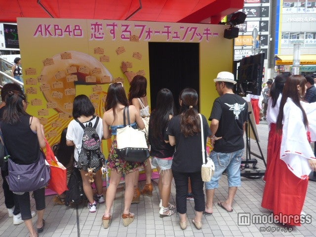 「恋するフォーチュンクッキー」発売記念イベントの模様