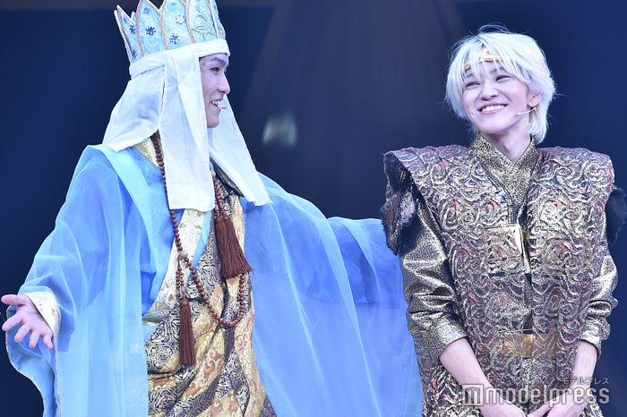 緊張のゲネプロから開放されて笑顔を見せる豊田陸人、元木湧/「SEVENー西遊記7つの戦いー」カーテンコールより(C)モデルプレス