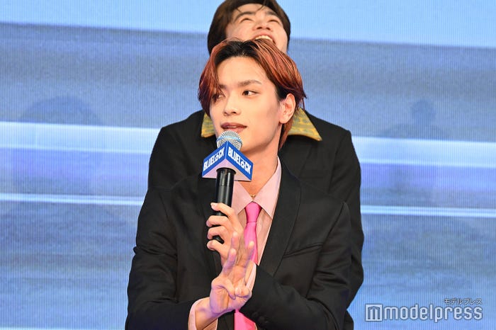 藤原丈一郎、道枝駿佑、スタッフからボールをもらい計3つもボールを持っている高橋恭平、そのエピソードに大笑いの石川雷蔵(C)モデルプレス