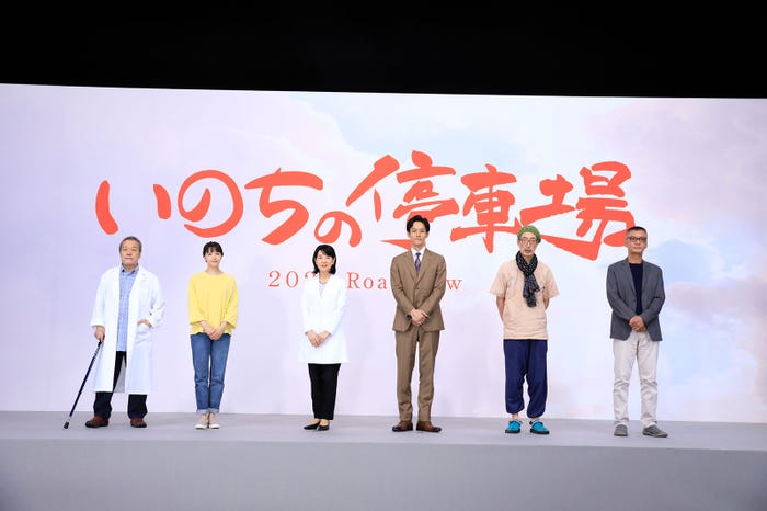 (左から)西田敏行、広瀬すず、吉永小百合、松坂桃李、みなみらんぼう、成島出監督(C)2021「いのちの停車場」製作委員会