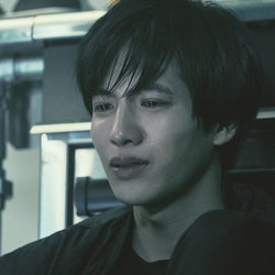志尊淳、感情爆発の涙シーン公開 集中力を監督が絶賛<さんかく窓の外側は夜>