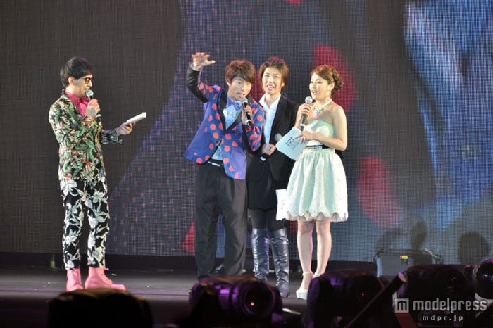 会場のファンたちとコール&レスポンスする田村淳(ロンドンブーツ1号2号)