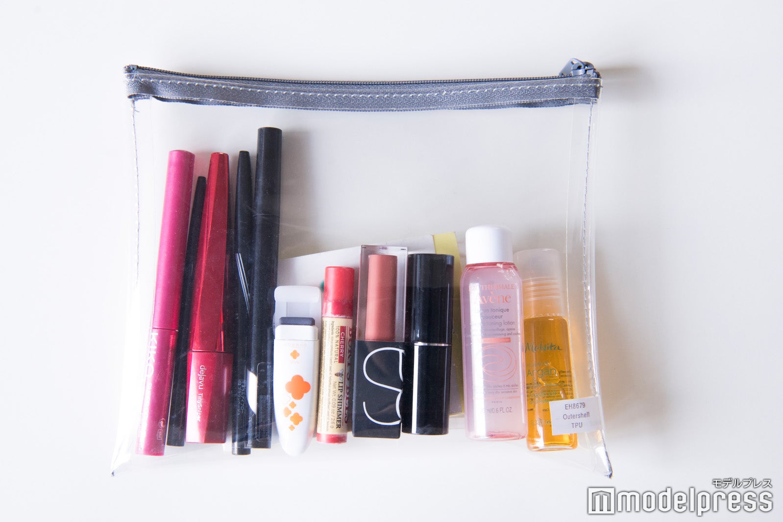 ポーチの中身は？（C）モデルプレス