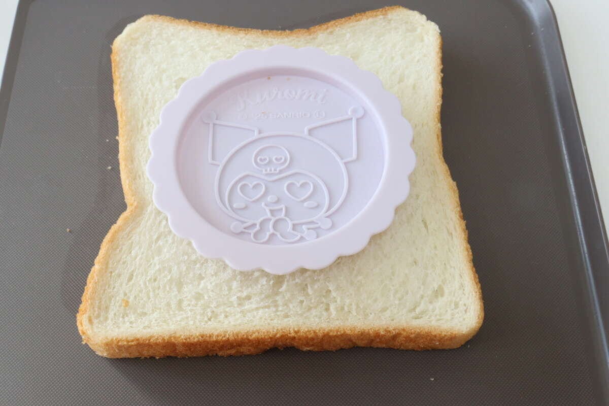 スタンプ付きサンドイッチメーカーKU　スタンプを押す