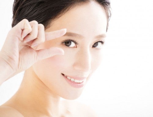 ぱっちり目の女性