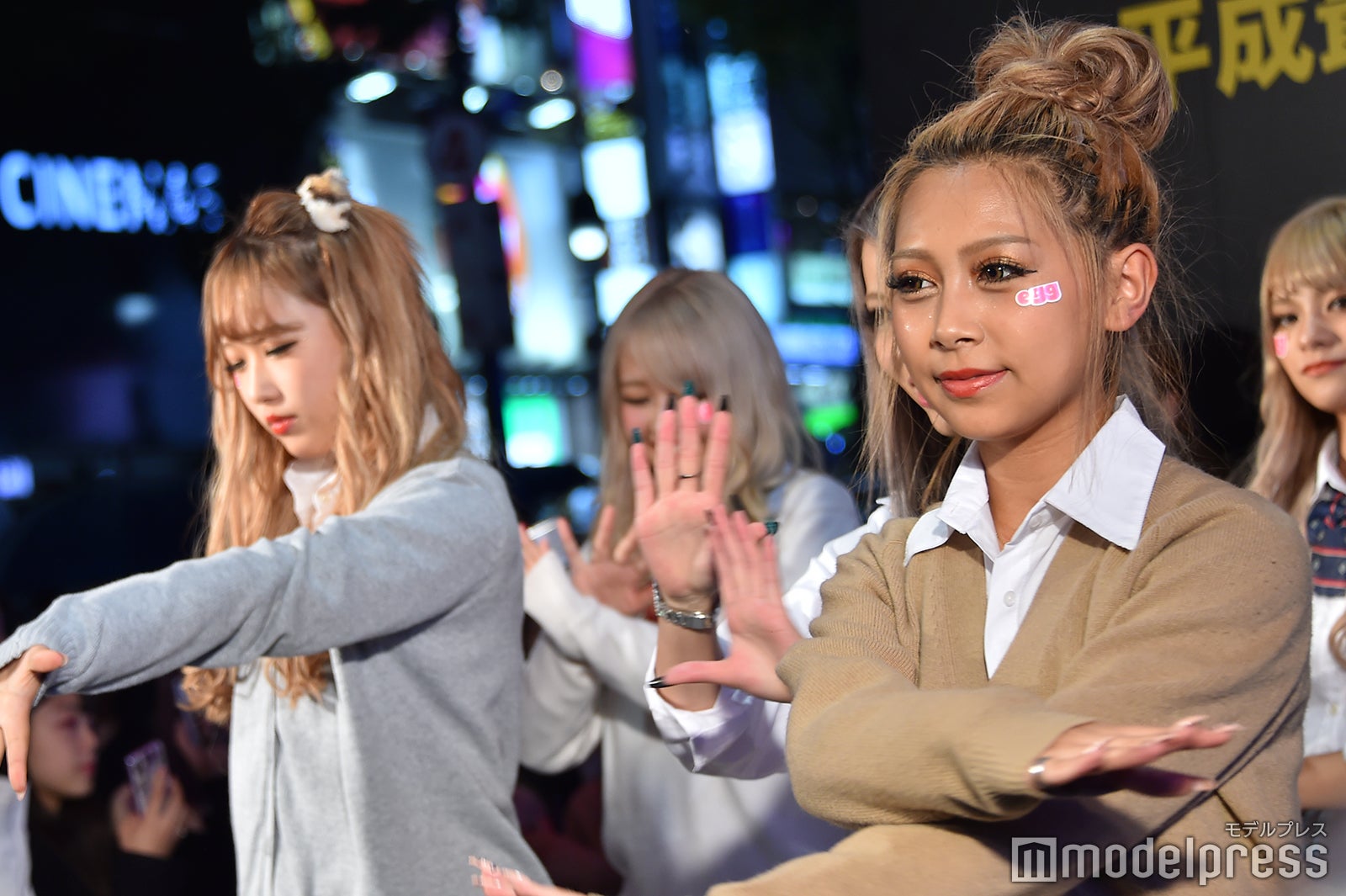 「egg」モデルが聖地・SHIBUYA109でパラパラ披露　雨でも観客殺到の盛り上がり