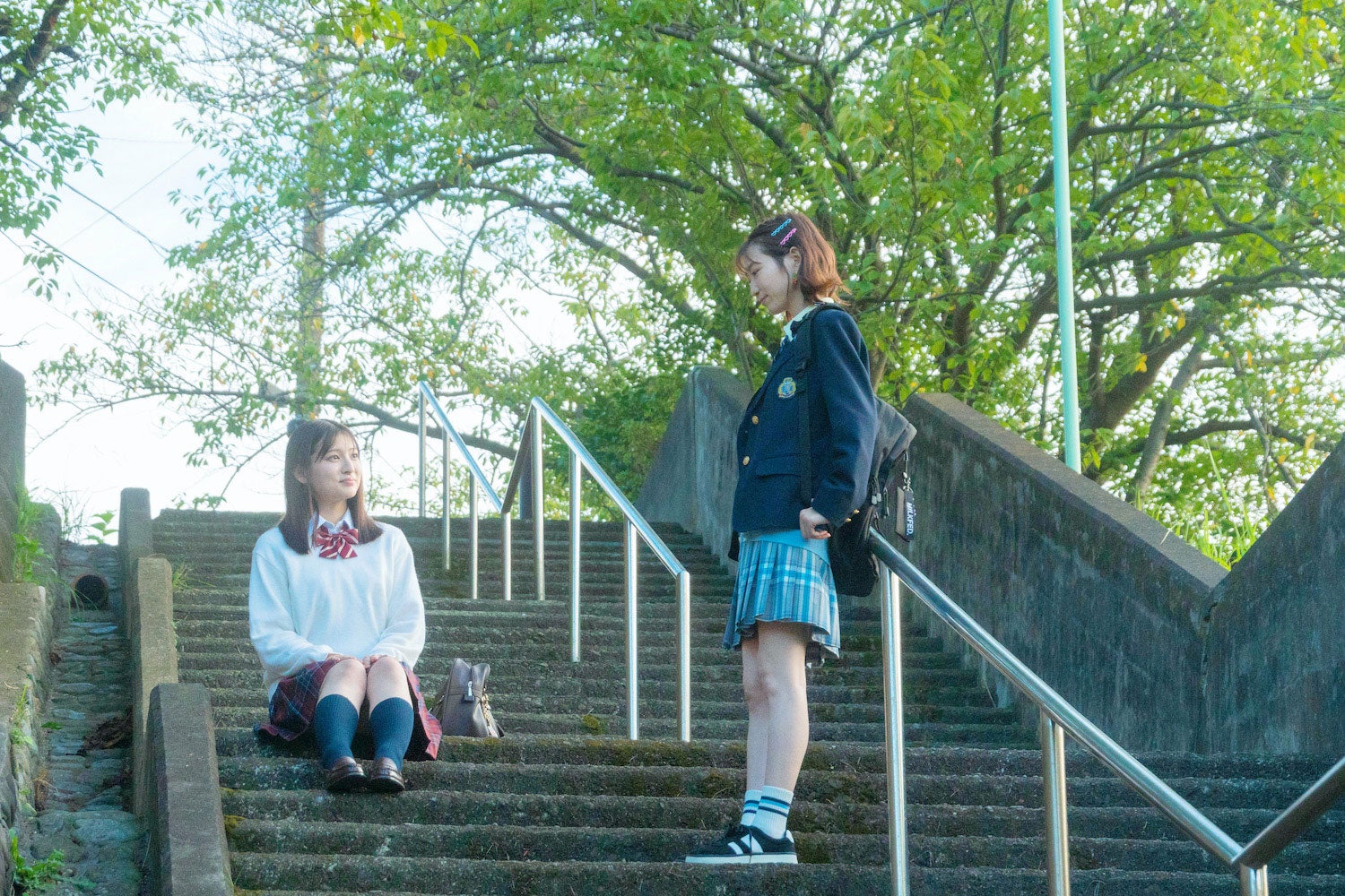 吉川愛、岡本夏美（C）2021「ハニーレモンソーダ」製作委員会（C）村田真優／集英社