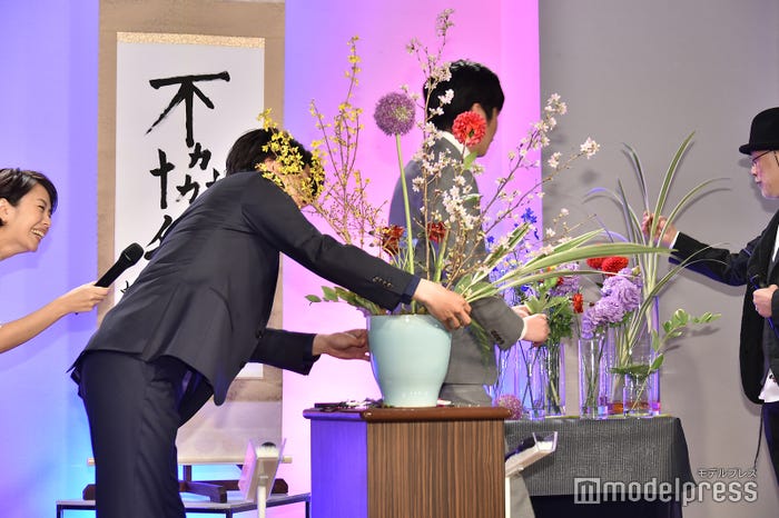 生け花に挑戦する中村倫也、田中圭(C)モデルプレス