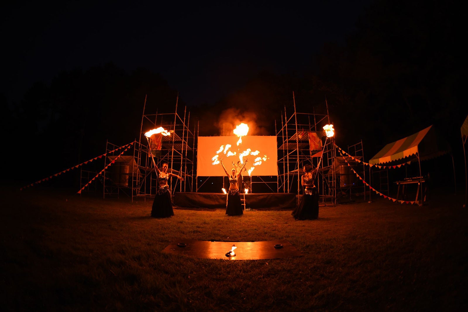 ファイヤーダンス／画像提供：湖畔の映画祭実行委員会