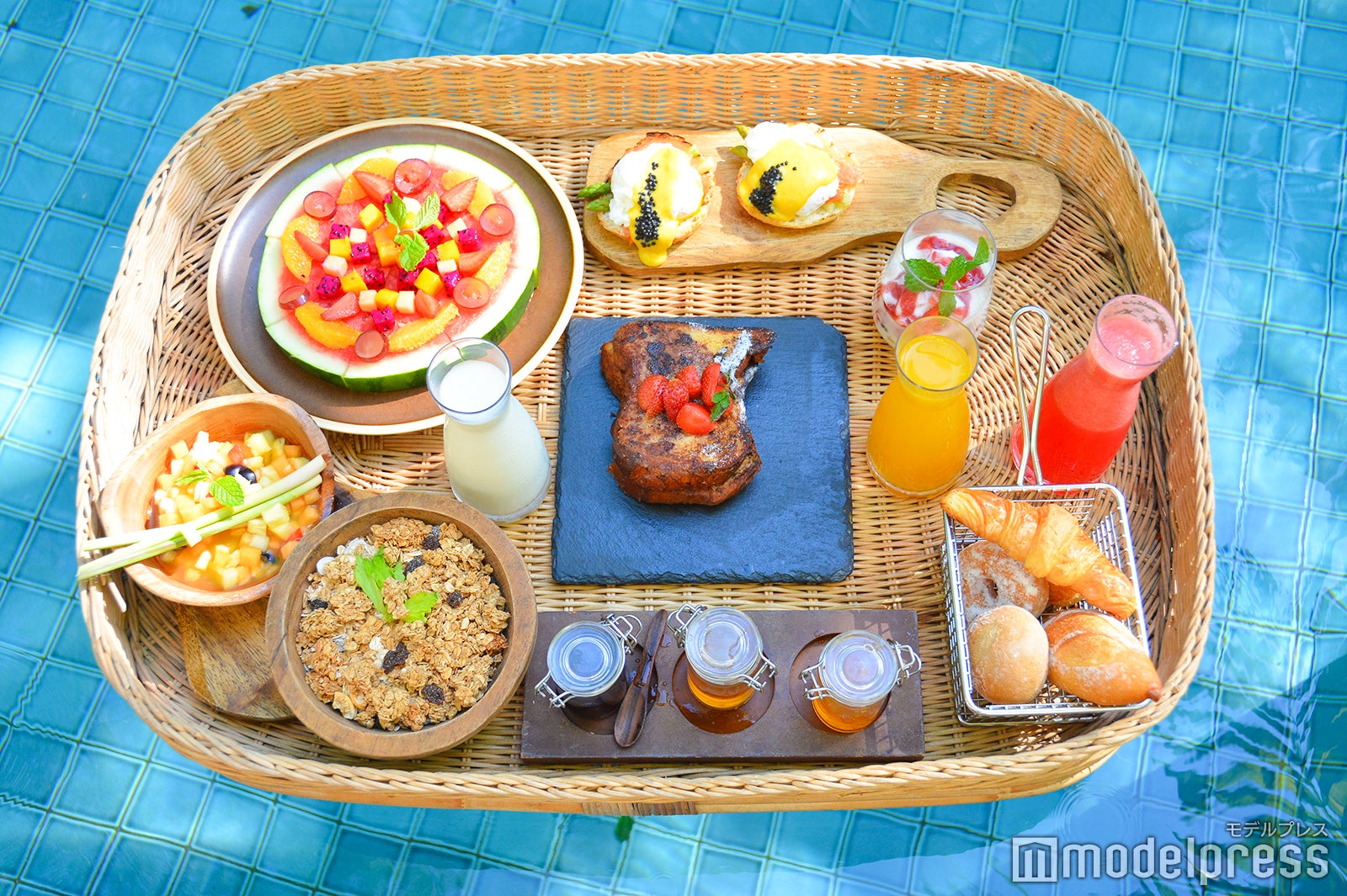 フローティング・ブレックファーストを体験（C）モデルプレス