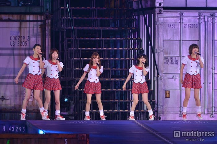 「スカート、ひらり」では、7年前の衣装で登場(左から)秋元才加、小林香菜、梅田彩佳、大島優子、宮澤佐江