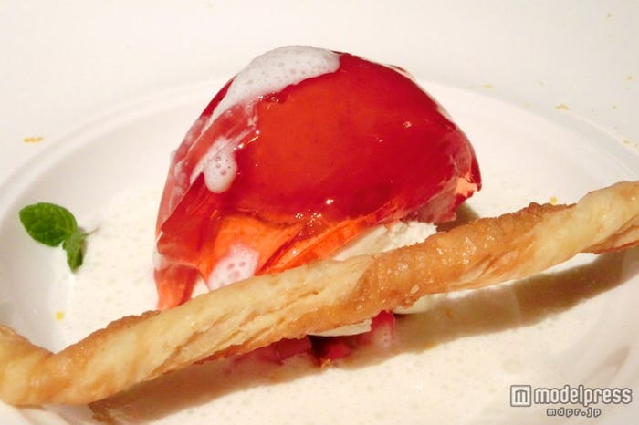 クレームダンジュ 苺のソルベ添え