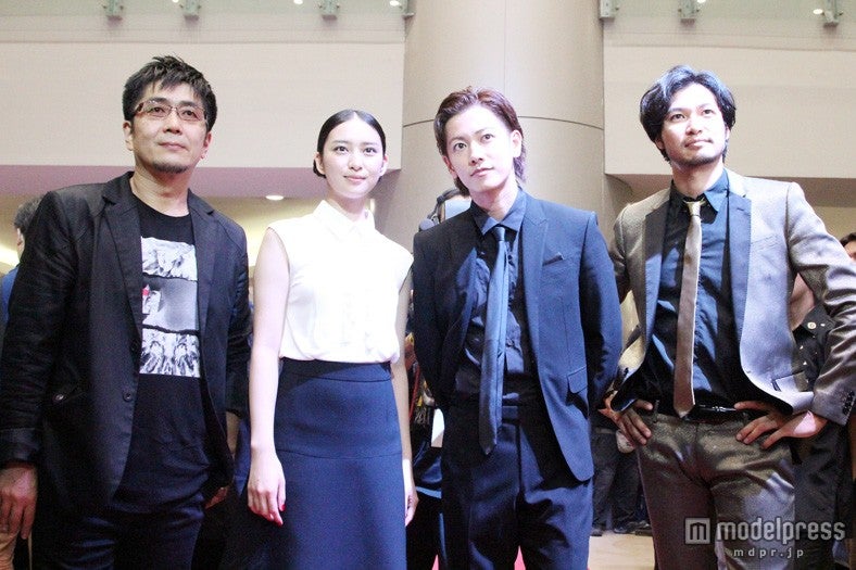 （左から）大友啓史監督、武井咲、佐藤健、青木崇高、