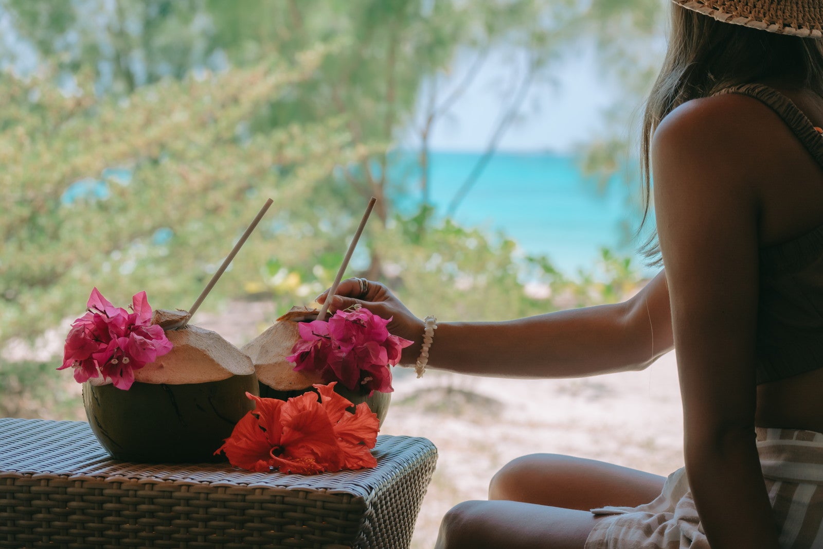 ココナッツの実をまるごとコップ代わりにしたジュース（C）AYANCE NCT