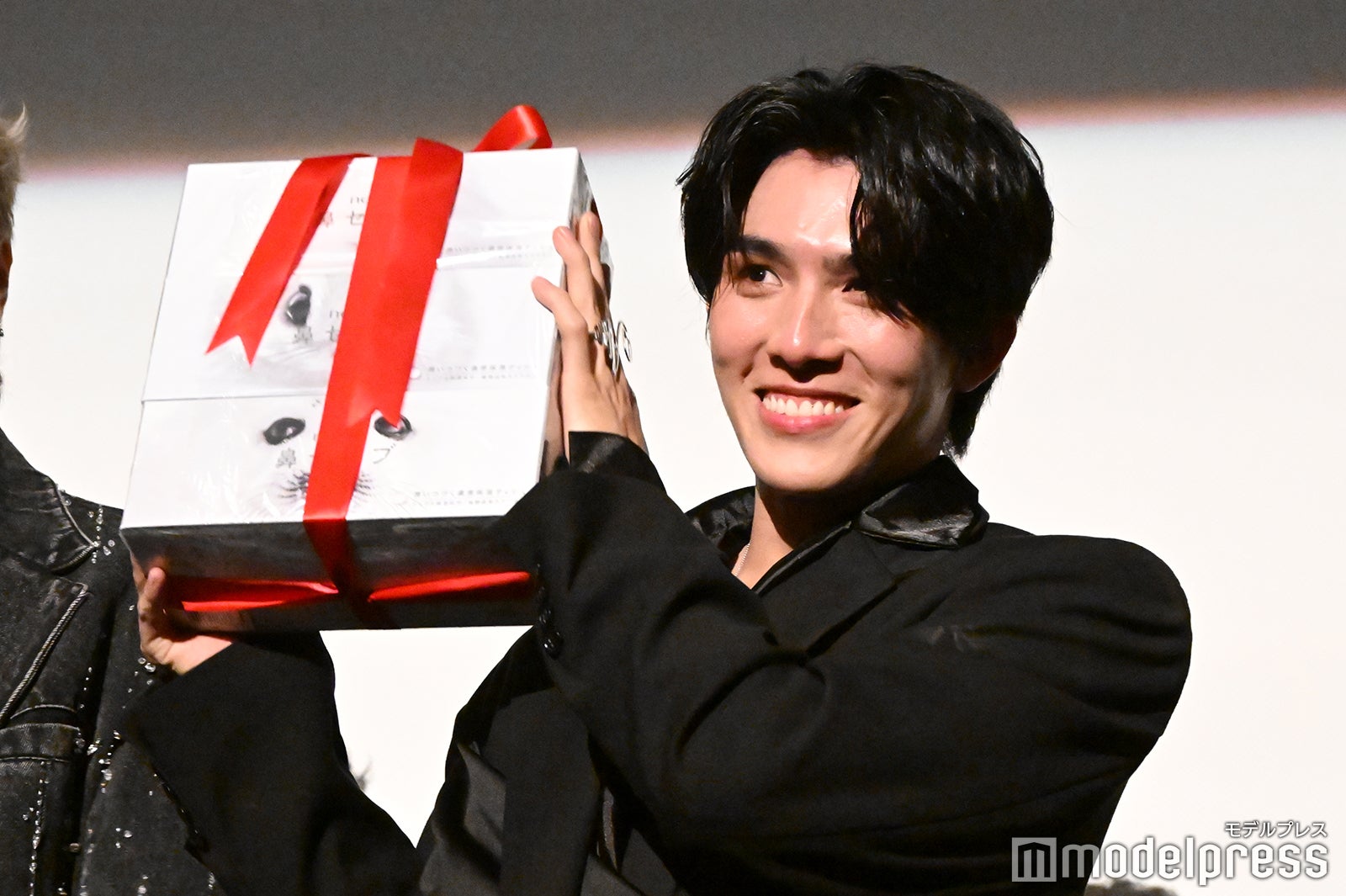 サプライズプレゼントで日本の高級ティッシュをもらうブーム（C）モデルプレス