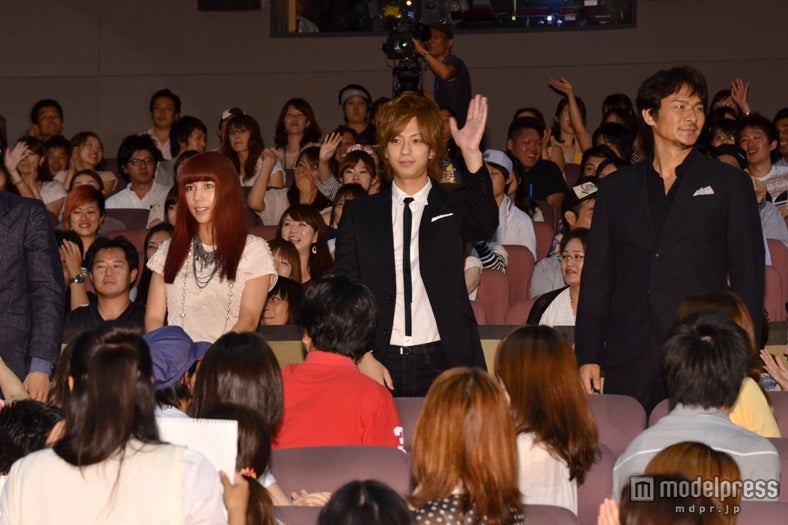 左から：仲里依紗、三浦翔平、伊原剛志