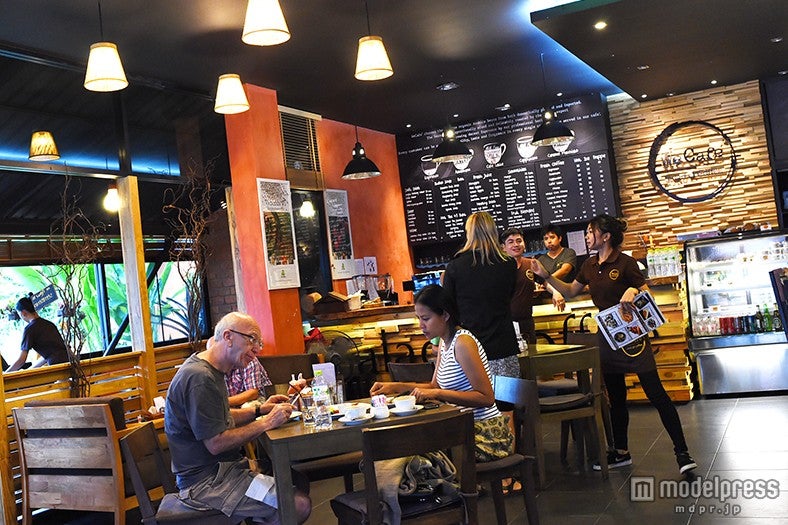 店内はウッド調でまとめたお洒落な内装