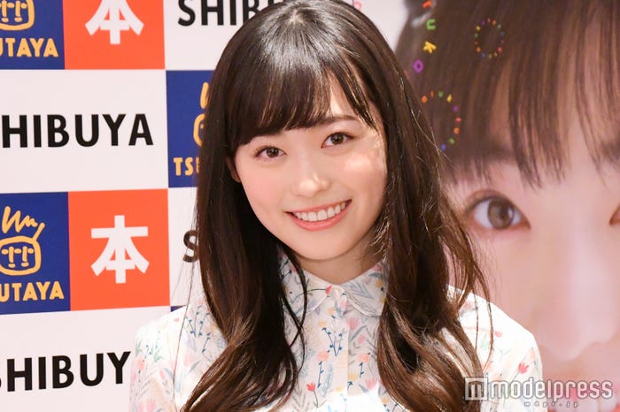 ロングヘアの福原遥(C)モデルプレス