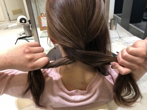 まず左と中央の毛束をねじり編みしていきます。