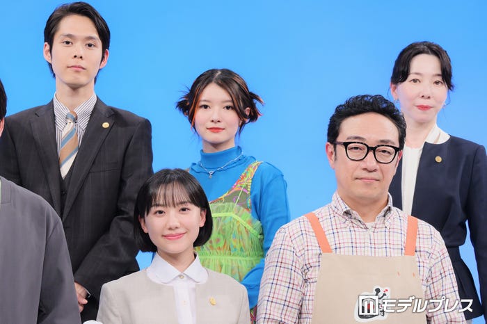 (上段左から時計回り)細田佳央太、柿原りんか、久保史緒里、平岩紙、角田晃広、芦田愛菜(C)モデルプレス