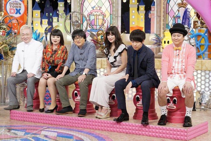 佐藤エリ(右から3番目)/写真提供:読売テレビ