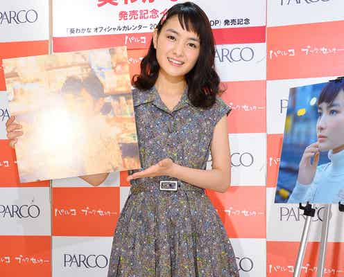 “オン眉”が可愛い太眉美女・葵わかな、レトロシャツワンピで上品に<ファッションチェック>