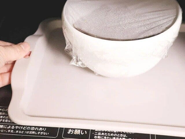 ダイソー　電子レンジで使えるトレー　器を乗せる