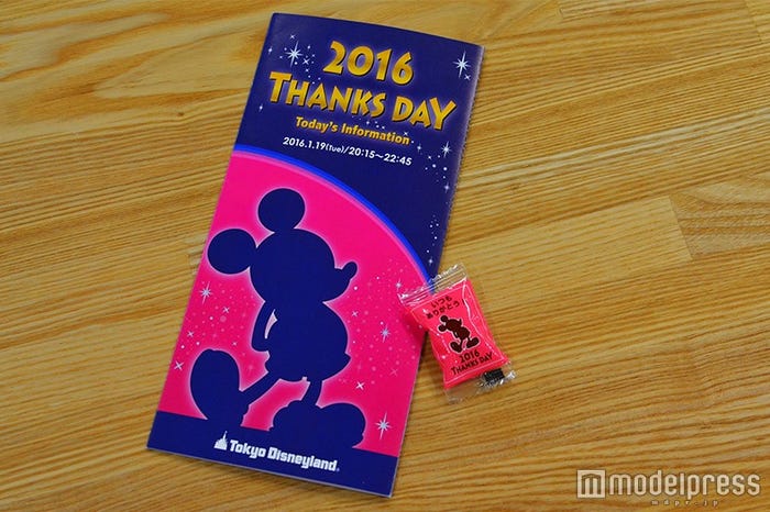 パンフレットとキャンディー(C)モデルプレス