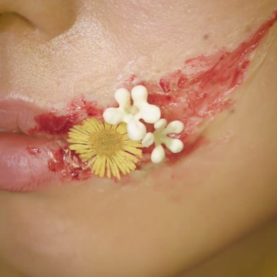 まるで本物の傷口から花が生えてるよう