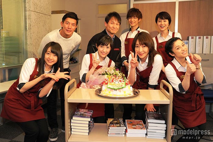 (上段左から)森岡豊、木下ほうか、千葉雄大、鈴木ちなみ(下段左から)木崎ゆりあ、渡辺麻友、稲森いずみ、濱田マリ