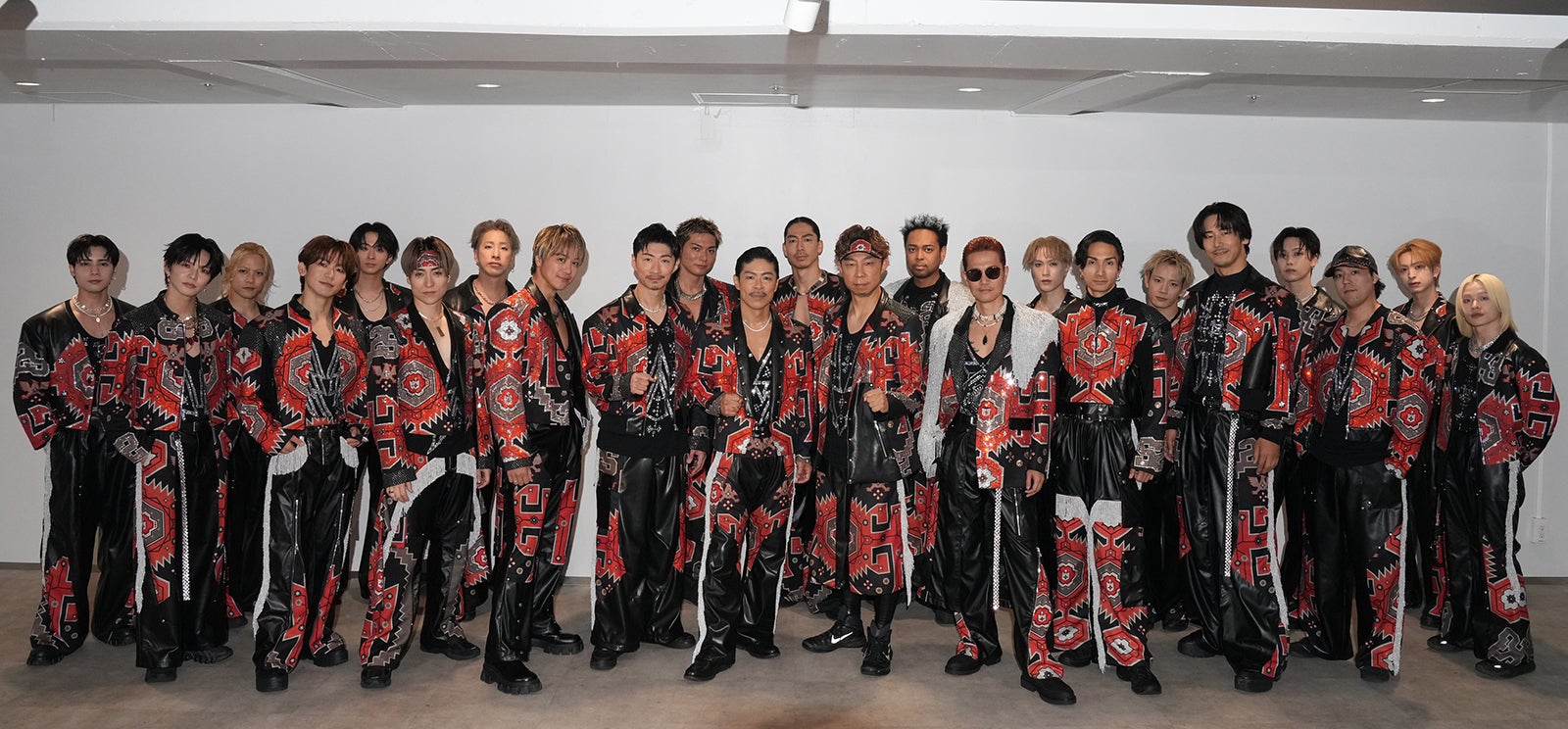 （左から）神谷健太、佐藤大樹、岩谷翔吾、EXILE NAOTO、澤本夏輝、EXILE TETSUYA、陣、EXILE TAKAHIRO、EXILE MAKIDAI、EXILE SHOKICHI、EXILE MATSU、EXILE AKIRA、EXILE ÜSA、EXILE NESMITH、EXILE ATSUSHI、堀夏喜、橘ケンチ、浦川翔平、小林直己、堀夏喜、世界、木村慧人、山本彰吾（提供写真）