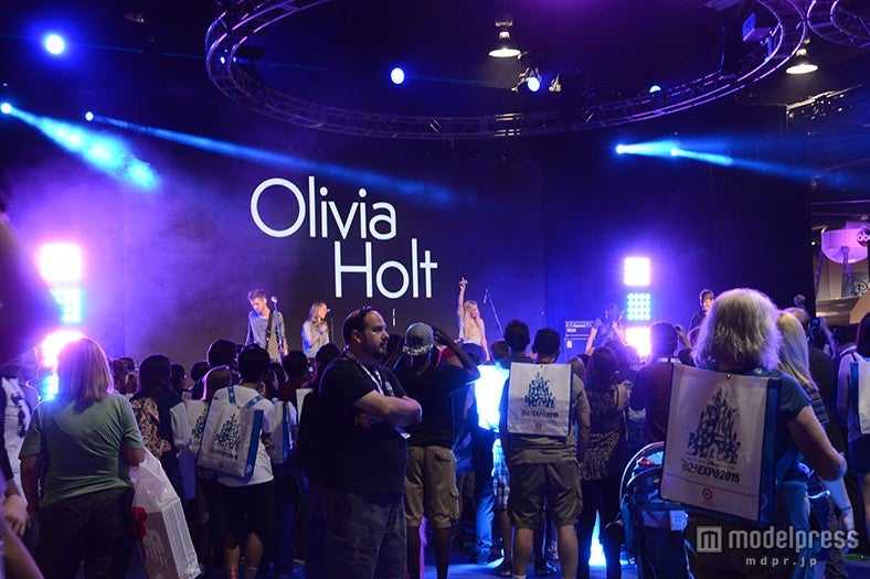 センターステージで行われたオリヴィア・ホルトのライブ