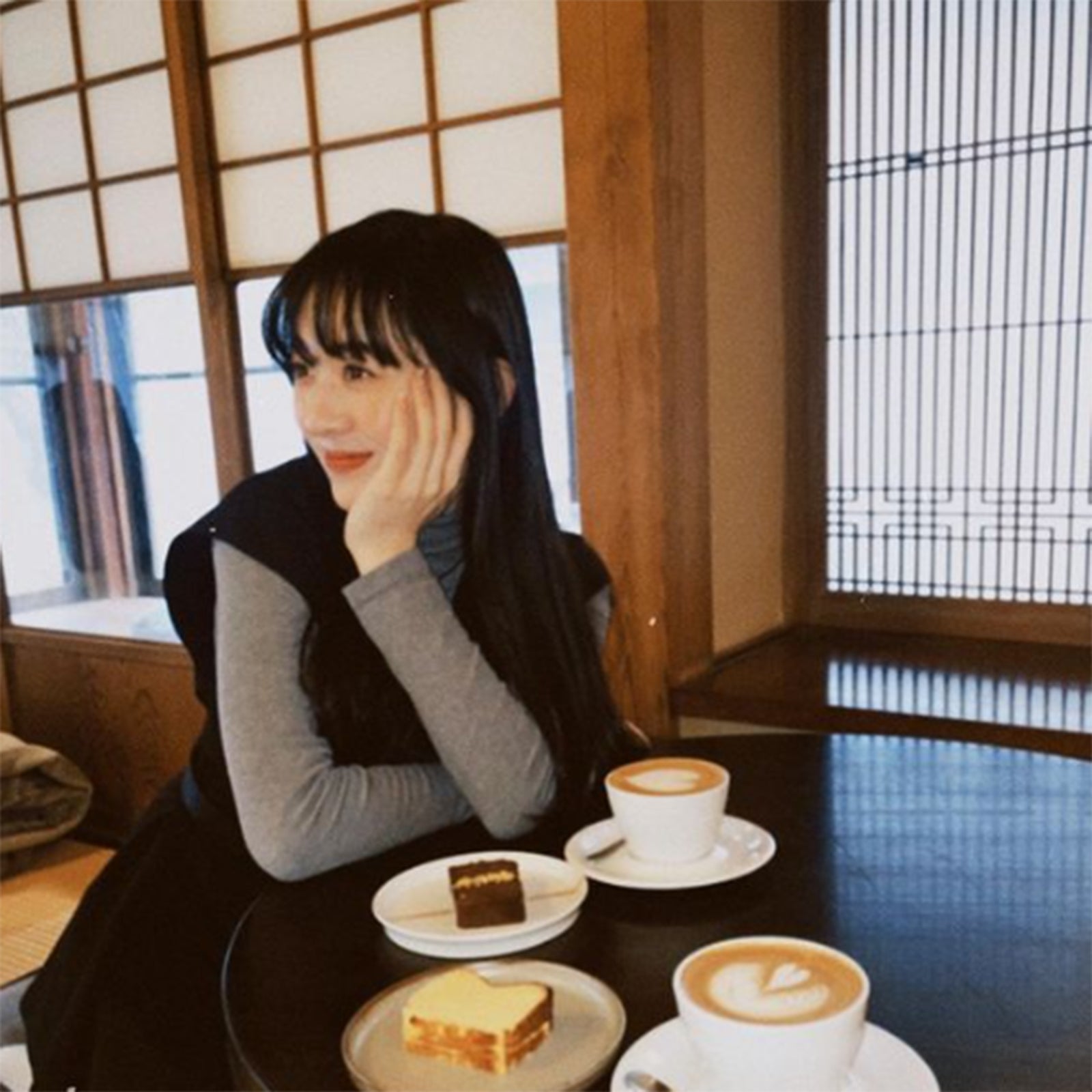 斉藤由貴の娘・水嶋凜、休日プライベート写真公開「お母さんにそっくり」と話題