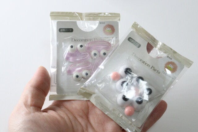 セリア デコパーツ フェイスパーツリップ4P デコパーツ フェイスパーツ目玉3P セリアのかわいいデコパーツ フェイスパーツリップ4Pとデコパーツ フェイスパーツ目玉3P