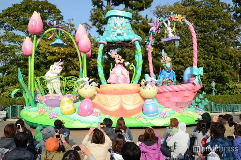 おしゃれをした女の子たちが楽しく踊るイースターバニーの舞踏会