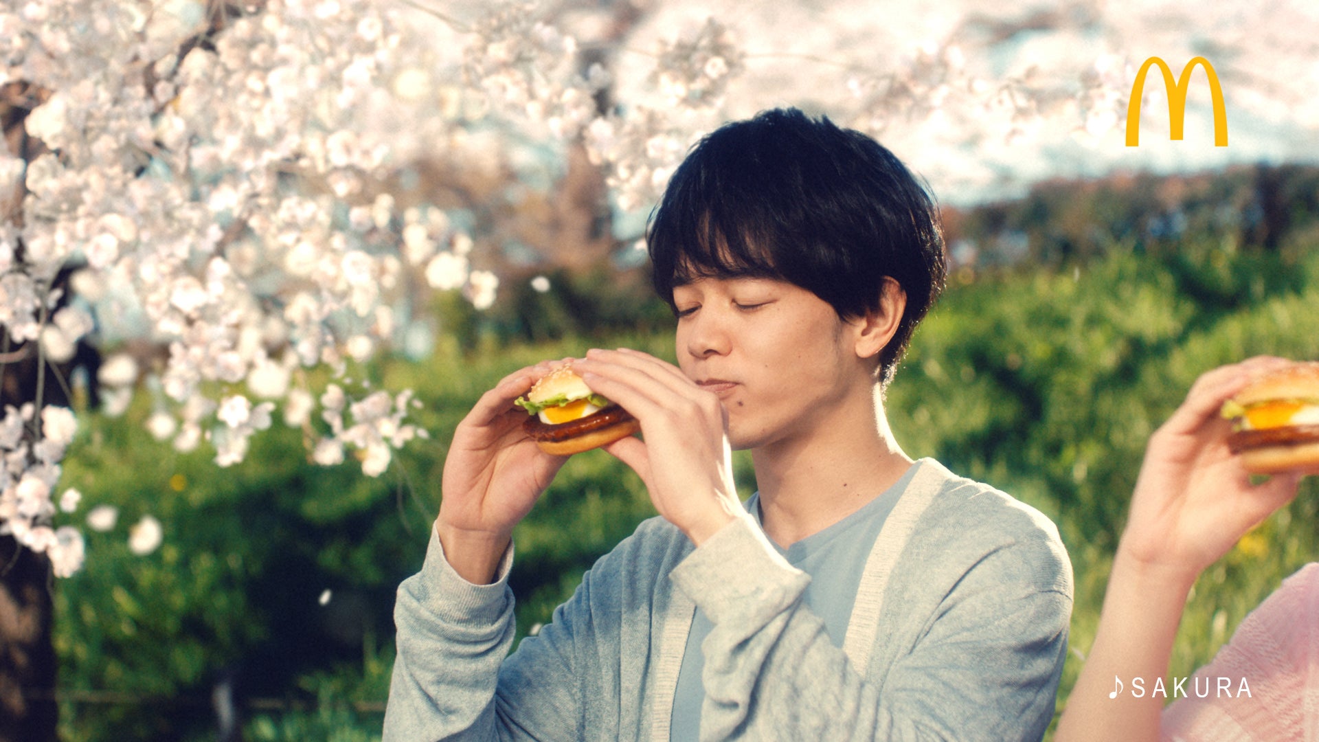 東ヨシアキ 「てりたま『桜の精』篇」より（画像提供：日本マクドナルド）