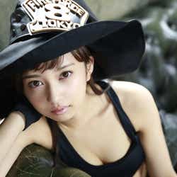 モデルプレス - 小宮有紗、SEXYコスプレで美バストチラリ