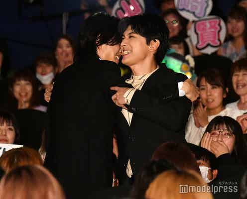 山崎賢人&吉沢亮、「キングダム」初日にがっちり抱擁!抱く夢も「全く一緒」