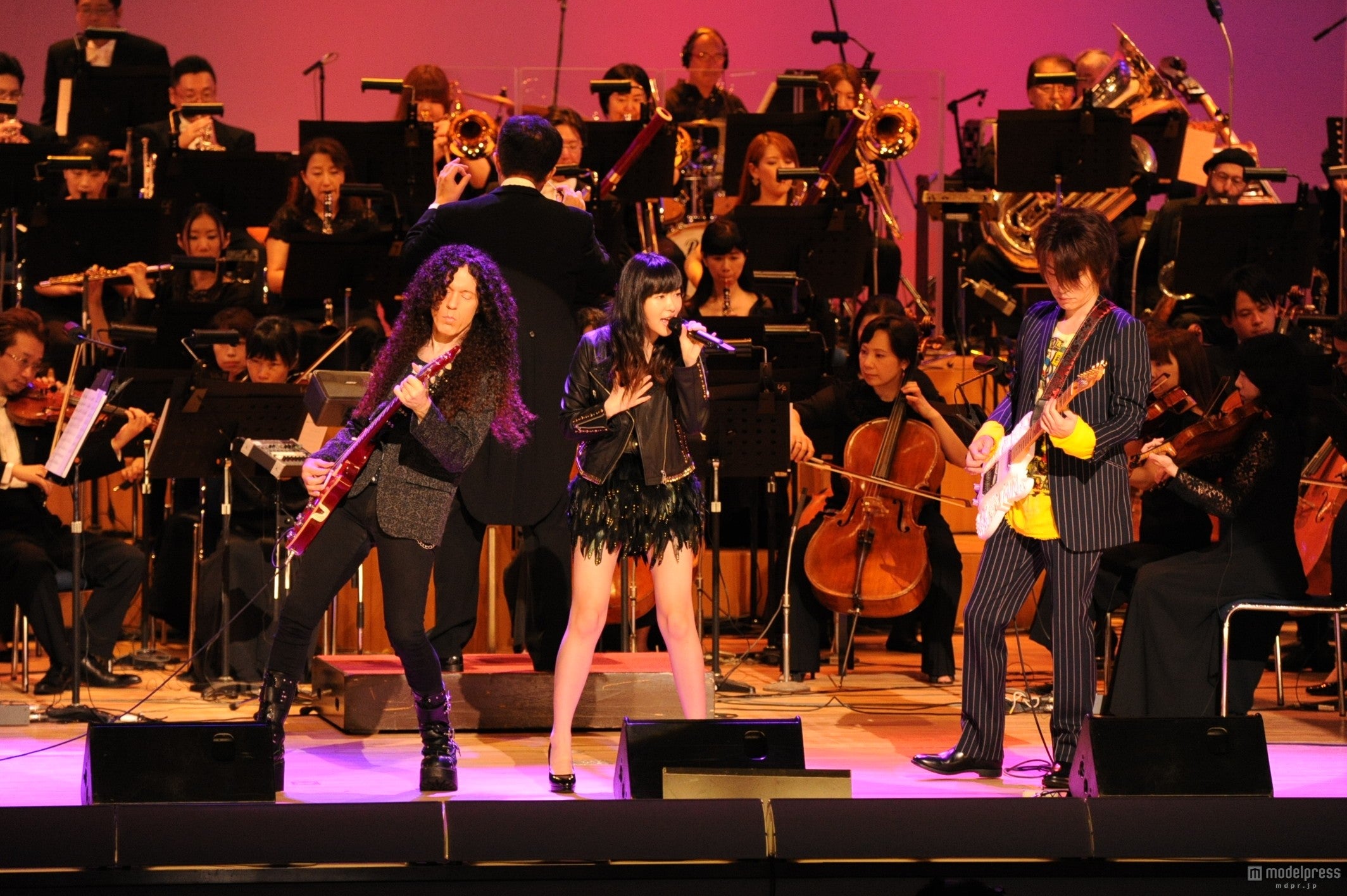 ロック×オーケストラの融合で、興奮のパフォーマンス／（写真中央）HKT48の指原莉乃
