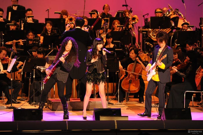 ロック×オーケストラの融合で、興奮のパフォーマンス/(写真中央)HKT48の指原莉乃