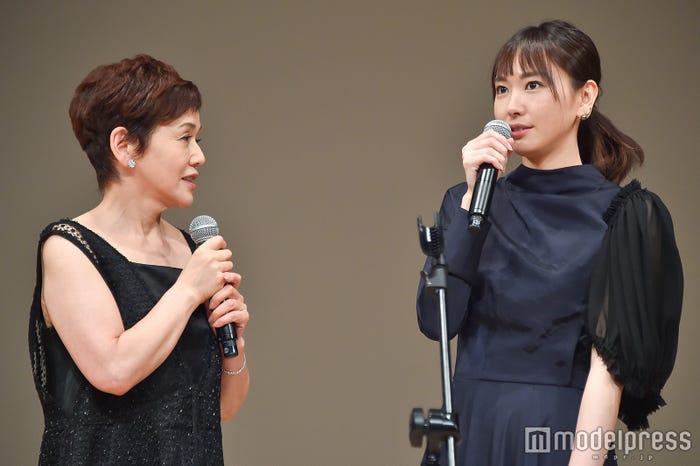 大竹しのぶ、新垣結衣 (C)モデルプレス