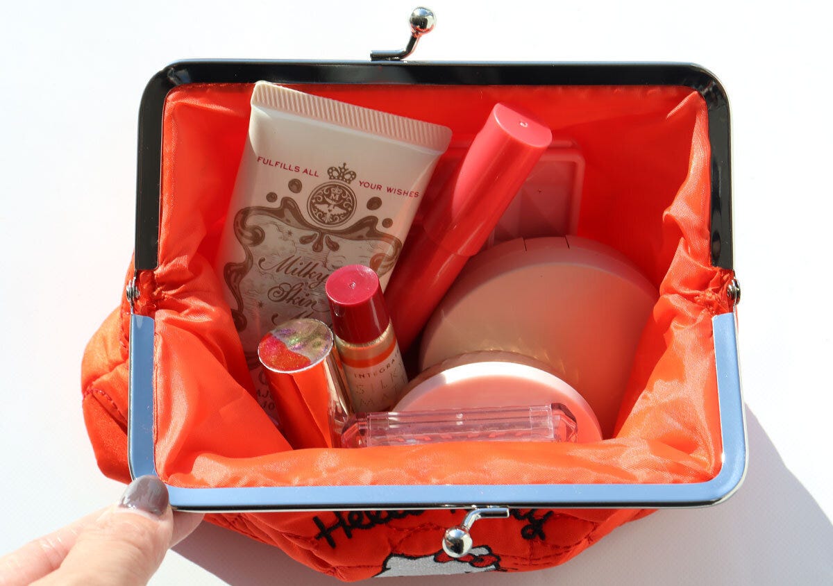 宝島社雑誌付録リンネル3月号増刊のハローキティのリンゴ柄のキルティング！刺しゅう入りがま口ポーチ4